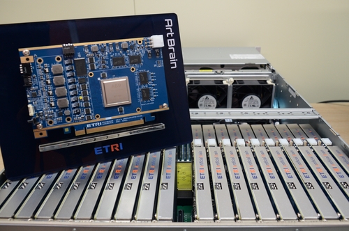 ETRI가 개발한 NPU 보드가 서버 노드에 집약된 모습