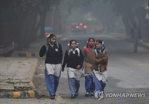  대기오염을 뚫고 등교하는 인도 뉴델리의 학생