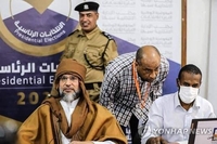 대선 후보 자격 박탈당했던 독재자 카다피 아들 '기사회생'