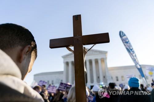 '낙태 공방' 시위 현장에 등장한 십자가