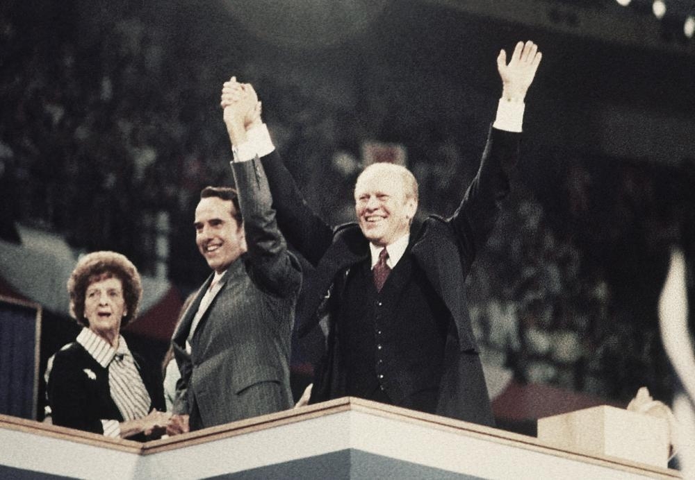 1976년 대선 때 공화당 부통령 후보로 나선 밥 돌(가운데)