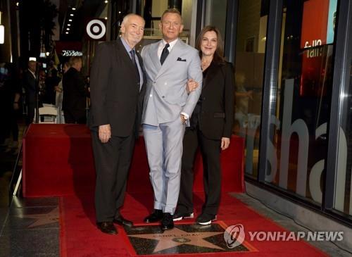 6대 본드 대니얼 크레이그(가운데)와 007 시리즈 제작자 바버라 브로콜리(오른쪽)