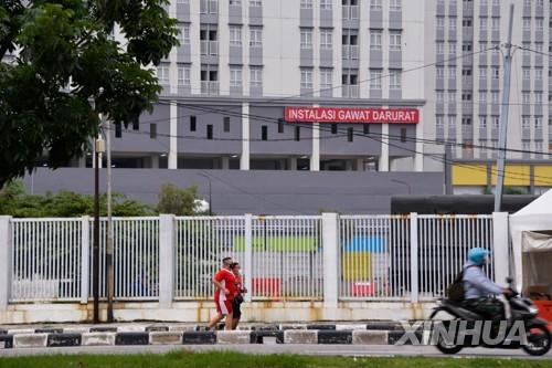 인도네시아의 첫 오미크론 감염자 확인된 끄마요란 응급병원