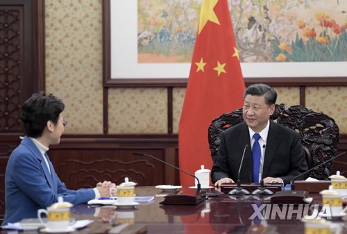 시진핑, 홍콩 의회 선거 끝나자마자 베이징서 홍콩행정장관 격려