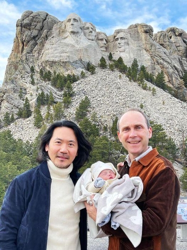 홍콩 주재 미국 총영사, 동성배우자와 아들 얻어
