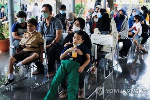 6∼11세 인도네시아 어린이들이 백신접종을 기다리는 모습