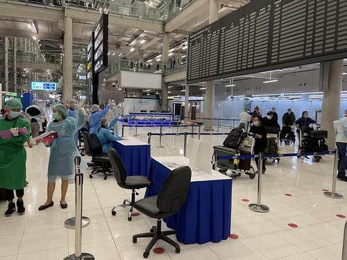 방콕 수완나품 공항 입국장을 나서는 승객들. 2021.11.2