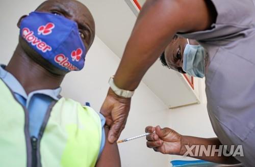지난 9일 나미비아 빈트후크에서 코로나19 백신을 맞는 한 주민