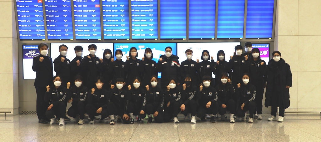 출국에 앞서 기념 사진을 찍은 여자하키 대표팀. 