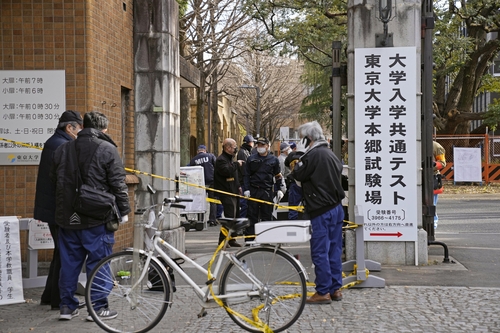 수험생 피습 조사하는 일본 경찰