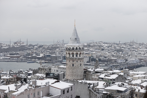 눈이 쌓인 이스탄불 랜드마크 갈라타 탑