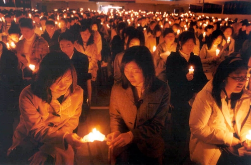 전남 장성고 졸업식에서 참석자 전원이 촛불 의식을 하고 있다. 2003년 [연합뉴스 자료사진]