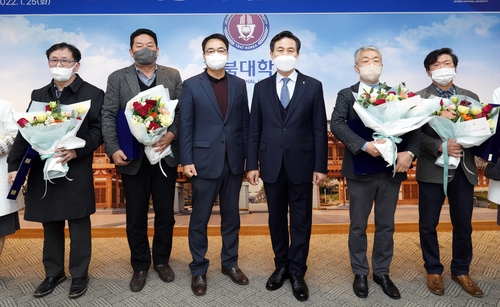  이방희·이상윤 동문, 박재홍 회장, 김동원 총장, 최수학·임홍진 동문 (왼쪽부터)