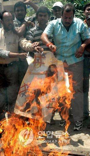  2007년 실파 셰티의 포스터와 리처드 기어의 인형을 불태우는 인도인.