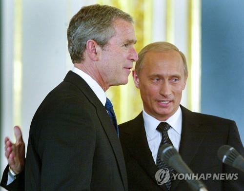 부시 전 미국 대통령(왼쪽)과 푸틴 대통령 [AP=연합뉴스 자료사진] 