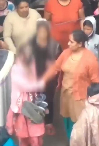  집단 성폭행 당한 뒤 뉴델리 거리에서 망신 당하는 인도 여성(왼쪽 아래)