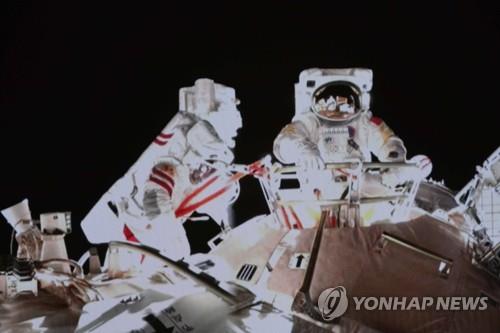 우주정거장 밖에서 유영하는 중국 우주 비행사들