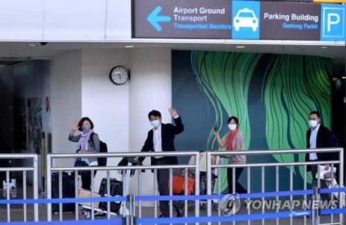 3일 오후 발리 응우라라이공항에 도착한 일본인 관광객들