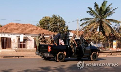 지난 1일 기니비사우 수도 비사우의 정부 청사 총격전 당시 무장군인들 모습