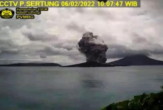 6일 아낙 크라카타우 화산이 뿜어낸 화산재 기둥