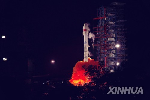 우주로 발사되는 중국 창정-3C 로켓