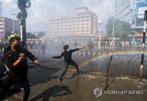 네팔서 '미국 무상지원 반대' 투석 시위…경찰, 최루탄 대응