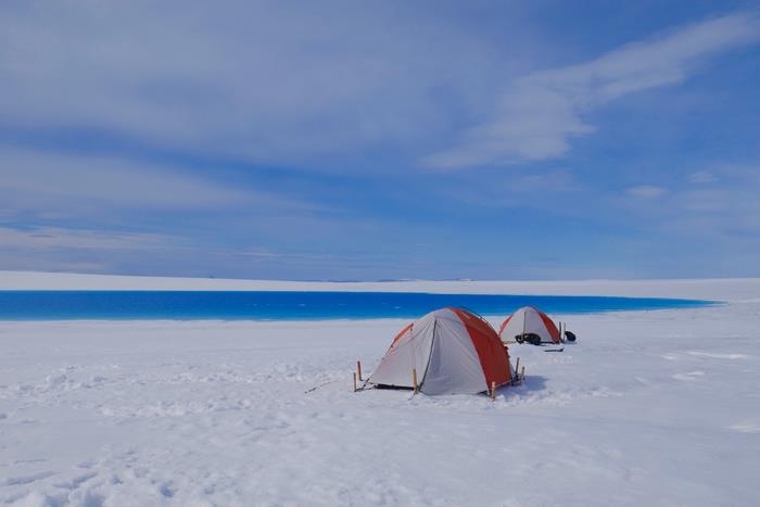 스토어 빙하의 융수가 모인 호수와 과학 캠프 
