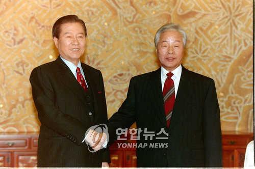 1998년 2월 10일 당시 김영삼 대통령과 김대중 당선인이 청와대에서 주례회동을 갖기에 앞서 악수를 나누는 모습. [연합뉴스 자료사진]