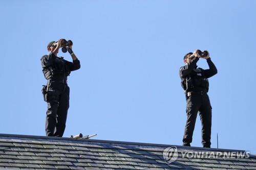 백악관 웨스트윙 옥상에 서 있는 스나이퍼들