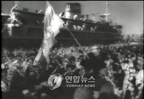 1960년 북송사업에 참여한 재일 조선인 등을 태우고 있는 북한 선박 '만경봉'호