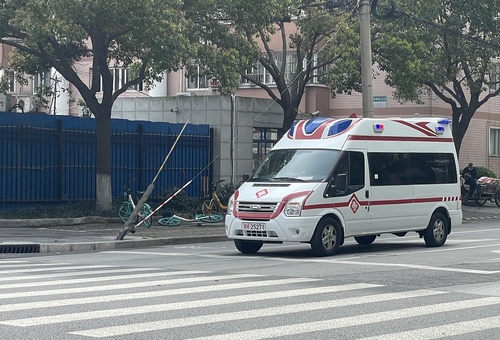 중국 상하이 도로를 달리는 구급차. 본 기사와 관계 없음.