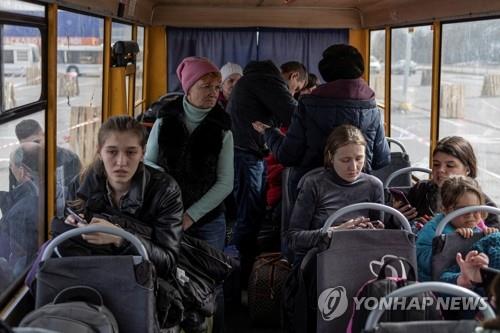 [우크라 침공] 참상 알리자…러시아에 무작위 전화걸기 운동 활발