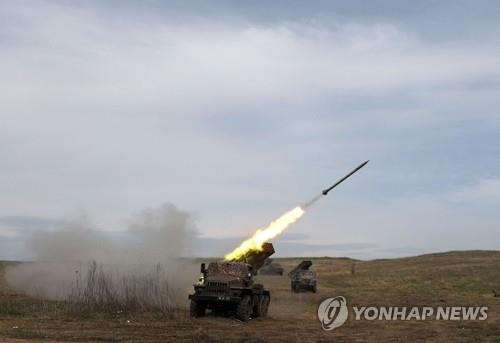 러시아군 진지 공격하는 우크라 다연장로켓포