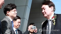2020년 2월 13일 윤석열 당시 검찰총장이 부산고등·지방 검찰청을 찾아 한동훈 부산고검 차장검사와 인사 하고 있다. [연합뉴스 자료사진]