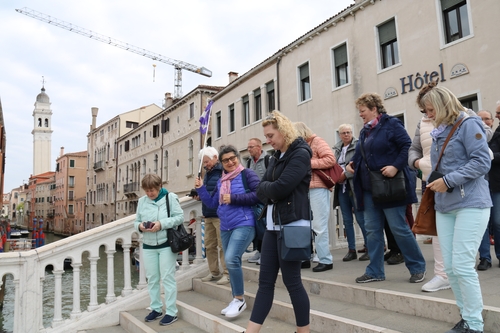 베네치아 찾은 단체 관광객들