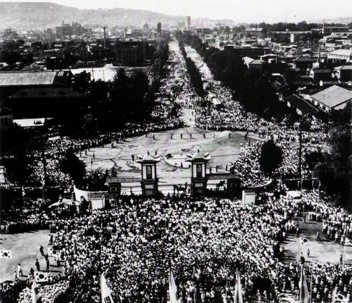 제3대 이승만 대통령 취임식 및 광복절 기념행사가 열린 중앙청 광장에 모인 인파. 1956년 [대통령기록관 제공]