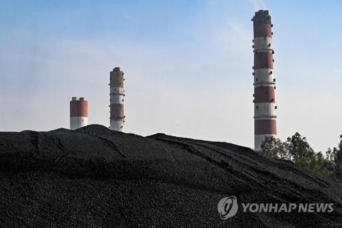 인도 다드리의 화력발전소 인근에 쌓여있는 석탄.