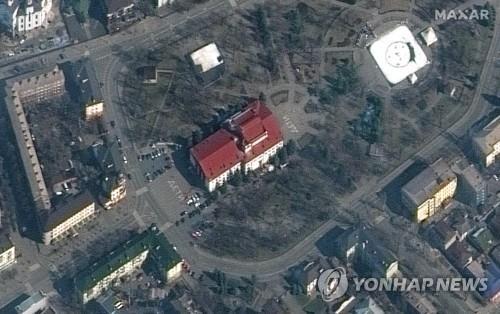 러군이 폭격한 마리우폴 극장 건물 위성사진