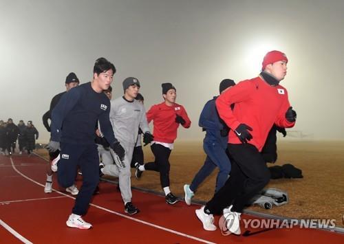 충북 진천 국가대표 선수촌에서 새벽 공기를 가르며 뛰는 국가대표 선수들