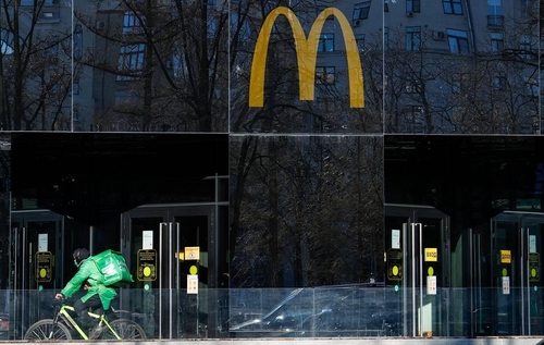 '시장경제화 상징' 맥도날드도 러 철수 발표…"현지업체에 매각"