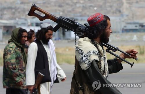 미군 철수 후 카불 공항 경비하는 탈레반 대원들