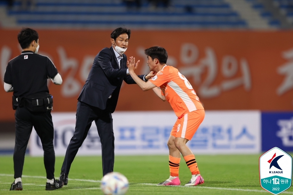 강원의 최용수 감독과 황문기