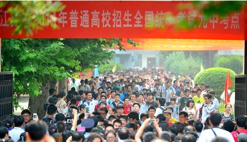 가오카오 고사장의 중국 학생들