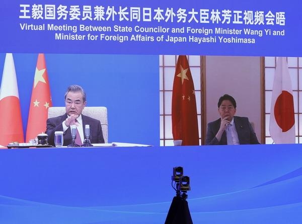 18일 영상통화하는 왕이 중국 국무위원과 하야시 일본 외무상