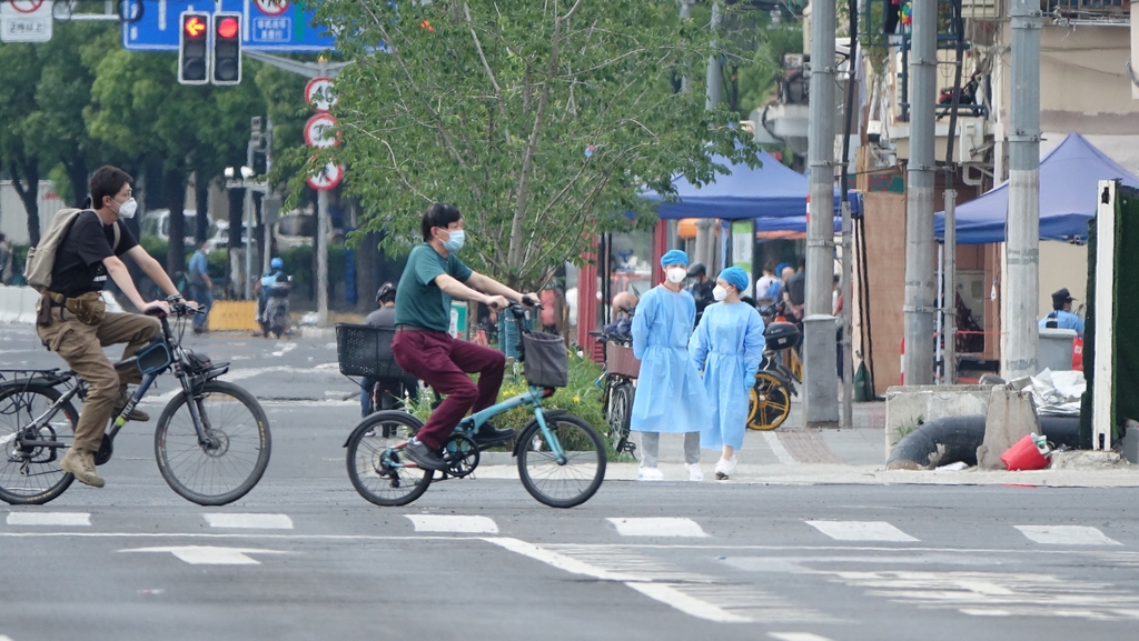 봉쇄 도시 상하이 도로 위의 자전거