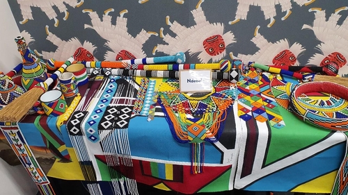 색감이 선명하고 다채로운 은데벨레족 전통공예품 