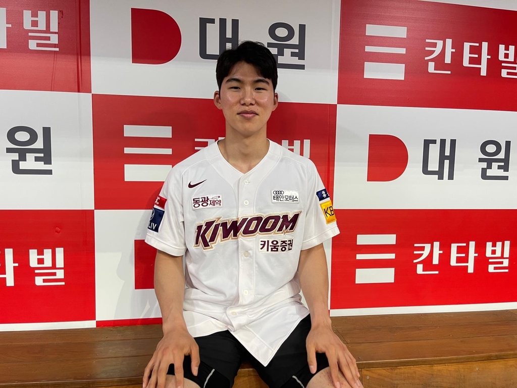 인터뷰 중 키움 더그아웃에서 웃고 있는 김혜성