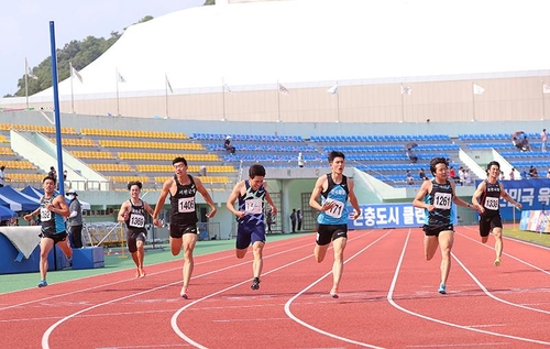 한국 육상 남자 대학부 100ｍ 기록 세운 이준혁(오른쪽 세 번째)