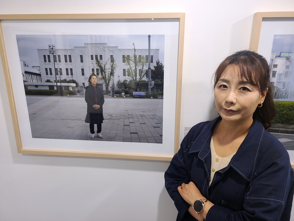 고(故) 전옥주 여사를 촬영한 작품 앞에 선 김은주 작가