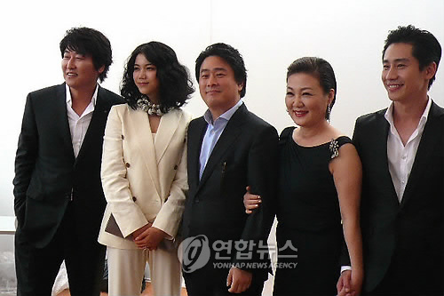 '박쥐'로 제62회 칸영화제 경쟁 부문에 초청된 박찬욱 감독(가운데)과 배우 송강호(제일 왼쪽)